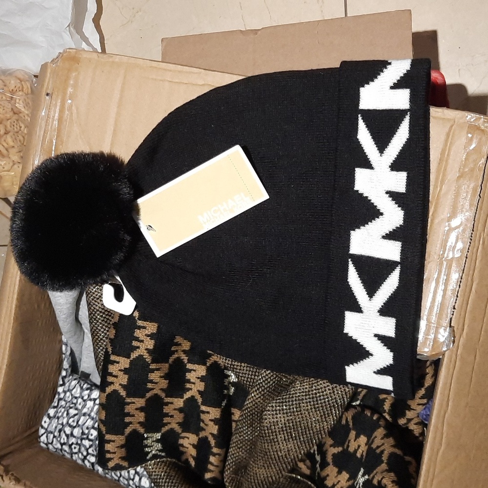 Authentic Michael Kors gorgeous KNIT CAP TOUQUE 🎁 NWT SIGNATURE FAUX FUR POMPOM